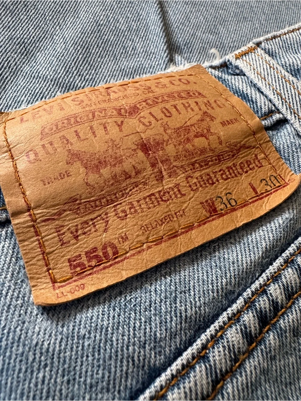 Vintage Levi’s 550 Jeans Mens 36x30 Relaxed Fit Light Wash Distressed Hem